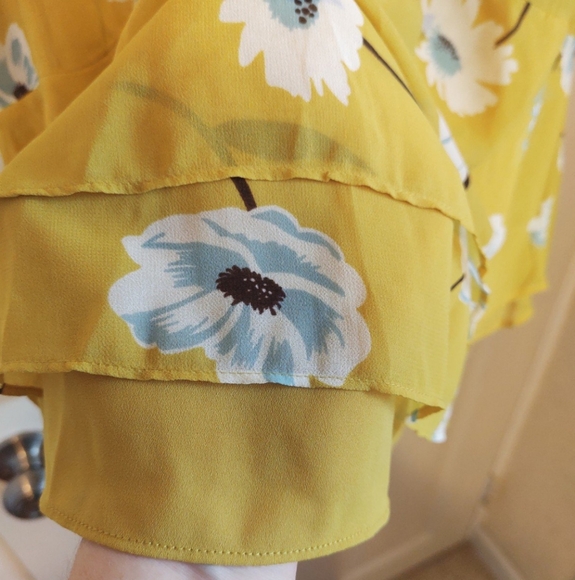 Like New! CAbi Dazzle Sleeveless Floral Yellow Top, Size L - Picture 5 of 12